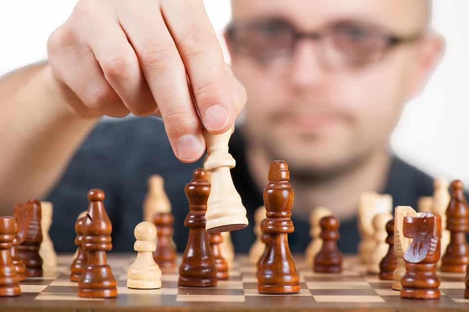 photo d'un joueur d'échec évoquant la stratégie