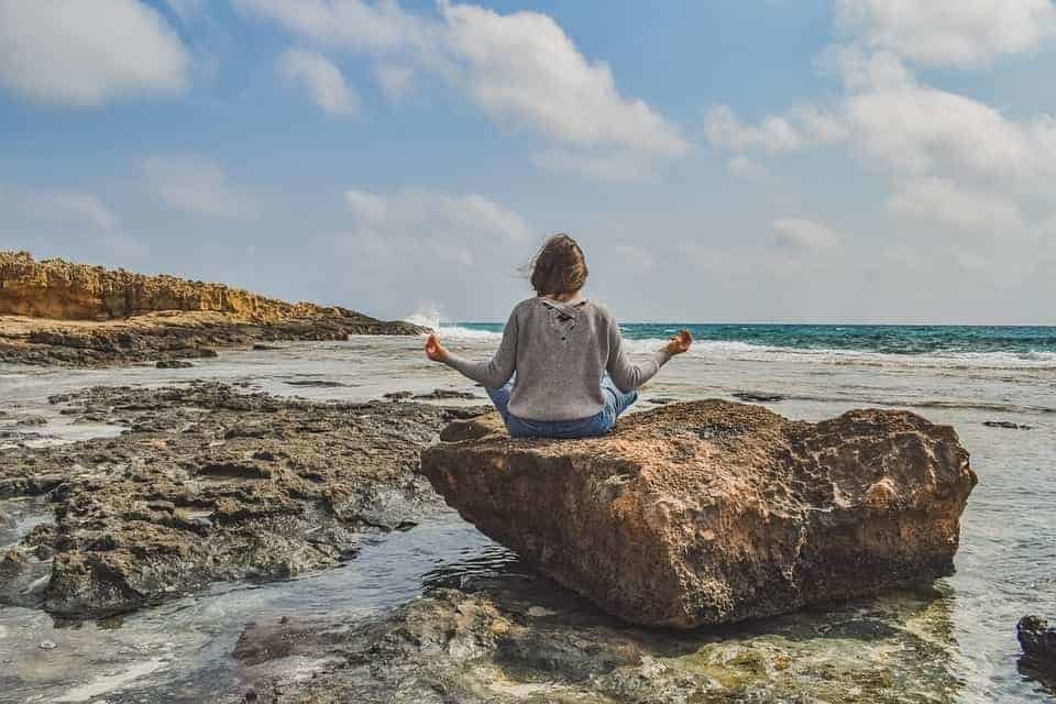 photo d'une femme ayant une attitude zen en position de yoga